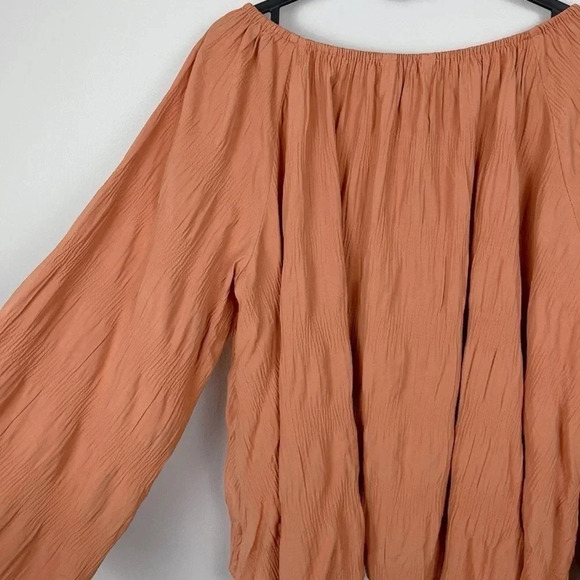 ELIZABETH AND JAMES | OFF SHOULDER BRICK COLOR WRINKLE TEXTURED BLOUSE - Picture 11 of 13